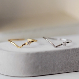 Minimalist V-shaped S925 silver rings in gold and silver finish with sparkling gemstone