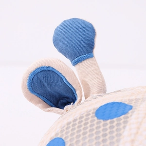 Détail du tissu en maille à pois bleus sur chapeau soleil enfant respirant avec couture