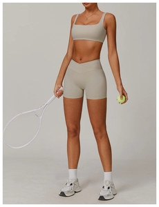 Détail du short de yoga taille haute avec taille en V et soutien-gorge de sport beige