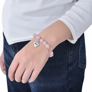 Vue détaillée du bracelet en perles de pierre rose avec pendentif coeur personnalisé