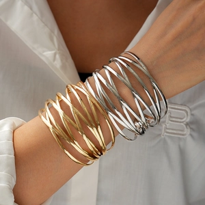 Auffälliger geometrischer Lagen-Armreif aus Metall in Gold und Silber mit Spiegeleffekt