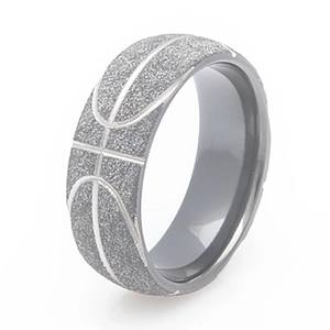 Detalle macro de anillo de baloncesto de acero inoxidable plateado con superficie mate