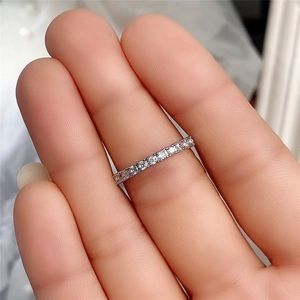 Makro-Detail des silbernen Eternity-Rings mit rundum besetztem Zirkonia-Pavé-Besatz