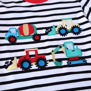 Maglia a maniche lunghe a righe per bambini con ricami dettagliati di veicoli da cantiere