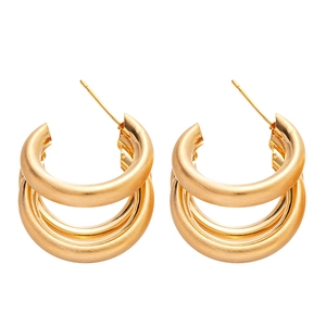 Boucles d'oreilles C dorées minimalistes avec finition en métal poli et givré multicouche