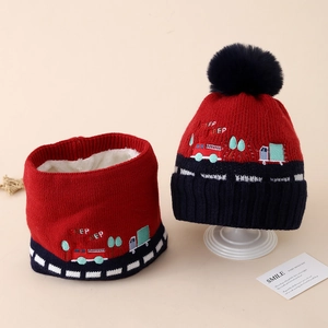 Détail de l'ensemble tricot enfant avec broderie voiture et doublure en polaire douce