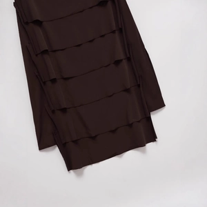 Dunkelbrauner Etagenrock für Damen mit minimalistischen Rüschen und kaskadierendem Design