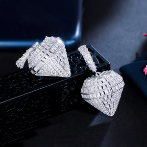 Dettaglio macro di orecchini a goccia in argento con pavé di zirconi cubici scintillanti