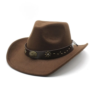 Chapeau de cow-boy marron en feutre de laine avec bandeau cuir et rivets fleuris