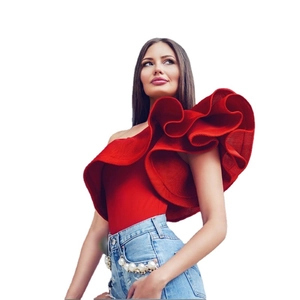 Elegante body rosso da donna con spalle scoperte e volant, vestibilità slim per l'estate
