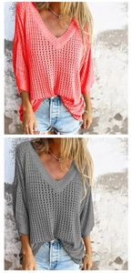 Nahaufnahme der hohlen Strickstruktur und des V-Ausschnitts beim Damen Oversized-Strickpullover