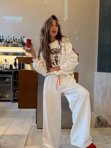 Ensemble blanc comprenant sweat à col rond imprimé circus et pantalon de jogging