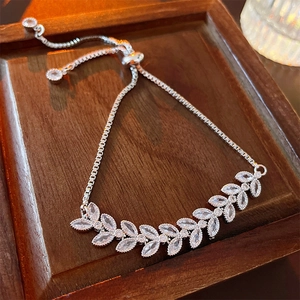 Vue détaillée d'un bracelet réglable en argent avec des feuilles de zircon scintillantes