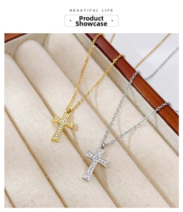 Détail de pendentifs croix hip-hop en or et argent avec zircons sur boîte à bijoux