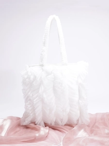 Detalle del bolso shopper de malla blanca con capas plisadas delicadas y estilo dulce.