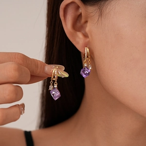 Orecchini a goccia dorati con zirconi quadrati viola e cristalli lucidi per donna