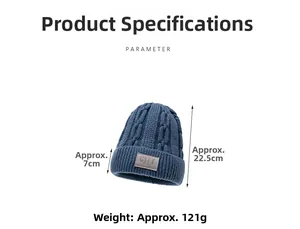Dettaglio berretto in maglia a trecce blu navy con patch in pelle e altezza 22,5cm