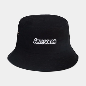 Gros plan sur un bob noir avec broderie Awesome blanche et œillet métallique aéré