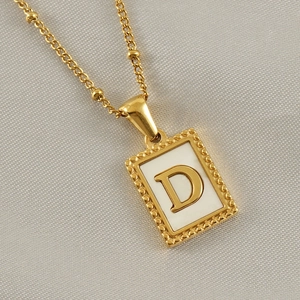 Detail eines goldenen rechteckigen Anhängers mit weißem Inlay und Buchstabe D