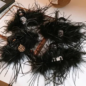Pinces à cheveux élégantes en plumes noires avec strass et détails de luxe