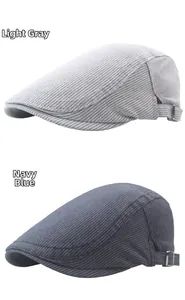 Détail de casquettes plates en coton rayé en gris clair et bleu avec boucles latérales