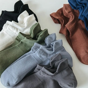 Mesh breathable low-cut cotton socks for men in multiple solid colors and sporty style