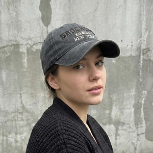 Casquette de baseball vintage en coton gris lavé avec broderie Brooklyn sur un modèle