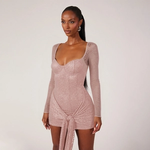 Nahaufnahme des rosa Spitzenkleids mit zarter Textur und eleganten Schleifendetails