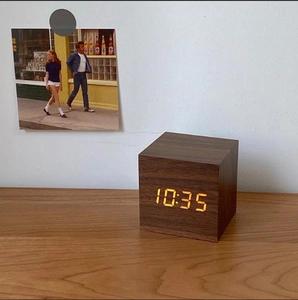Orologio digitale a cubo in legno LED minimalista con controllo vocale da tavolo