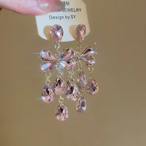 Détail des boucles d'oreilles en argent S925 avec nœuds et pampilles en cristal rose