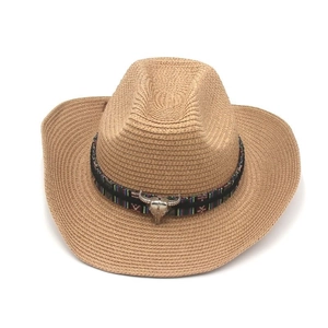 Chapeau de cowboy en paille avec bande ethnique et tête de taureau argentée, vue de haut
