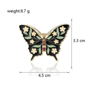 Detailansicht der Schmetterling-Emaille-Brosche mit Blumenmuster und Mond-Motiv
