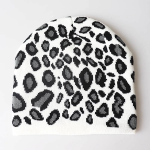 Detailansicht einer weißen Strickmütze mit Leopardenmuster und feiner Jacquard-Textur