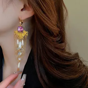 Boucles d'oreilles vintage style français avec pierres violettes, perles et glands dorés