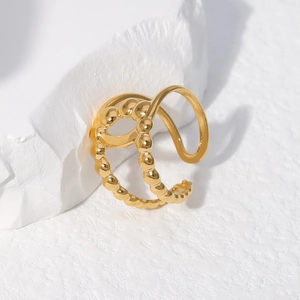 Dettaglio di un anello in titanio placcato oro a strati su base in pietra marmorea