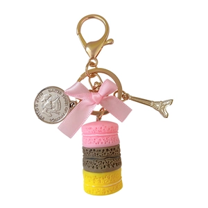 Süßer Macaron-Kuchen-Schlüsselanhänger mit rosa Schleife und Eiffelturm-Anhänger