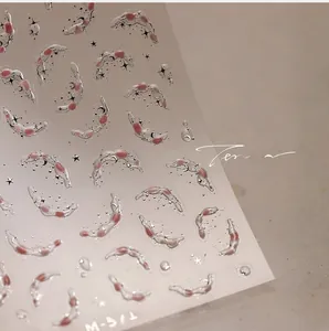 Détail macro de stickers ongles M-571 avec motifs lune et étoile et effets gouttes 3D