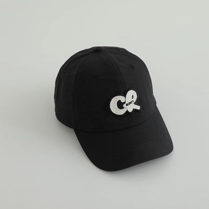 Détail d'une casquette noire avec broderie CR en 3D et trous de laser respirants
