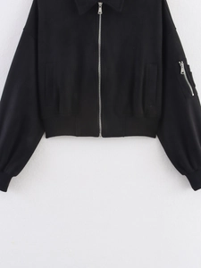 Detail der schwarzen Wildleder-Fliegerjacke mit Metallreißverschluss und Ärmeltasche