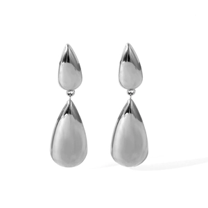 Vue détaillée de boucles d'oreilles argentées en forme de goutte en acier inoxydable