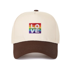Dettaglio cappellino baseball a 5 pannelli con ricamo LOVE arcobaleno e visiera