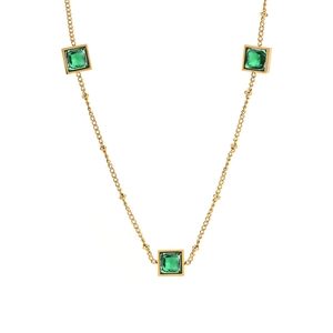 Elegante collana dorata con pietre di zircone quadrate verdi e dettagli in perle d'oro