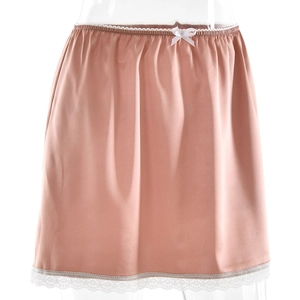 Détail d'une mini-jupe en satin rose avec bordure en dentelle blanche et petit nœud
