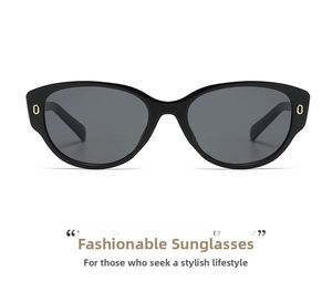 Détail de lunettes de soleil œil-de-chat avec monture noire et charnières dorées