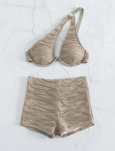 Détail d'un maillot de bain deux pièces couleur blé avec texture côtelée et haut licou