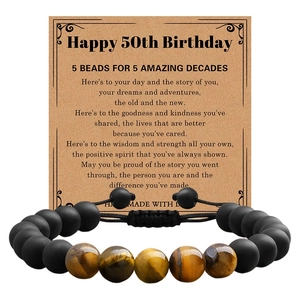 Détail des perles oeil de tigre et carte pour bracelet cadeau 50 ans