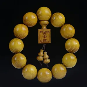 Authentisches Armband aus Gold-Sandelholz Gebetsperlen mit klarer Holzmaserungstextur