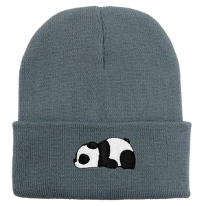 Graue Strickmütze mit süßem Panda-Stickmuster für Wärme im Winter und Mode