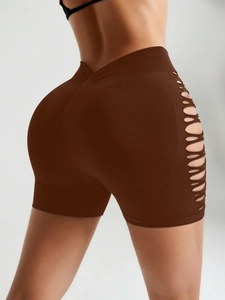 Vue détaillée arrière du short de sport marron foncé à taille haute avec ajours latéraux