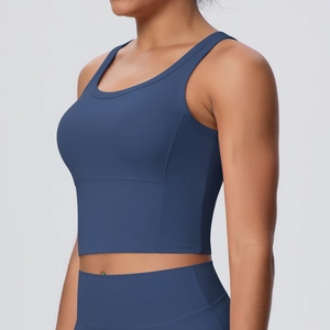 Detail des marineblauen Yoga-Tops mit breiten Trägern und stützender Nahtkonstruktion